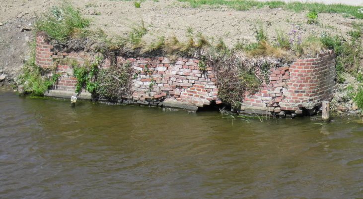 Restanten van de oude brughoofden bij Lalleweer. Foto: B.J.L. van der Laan, 31 mei 2020.