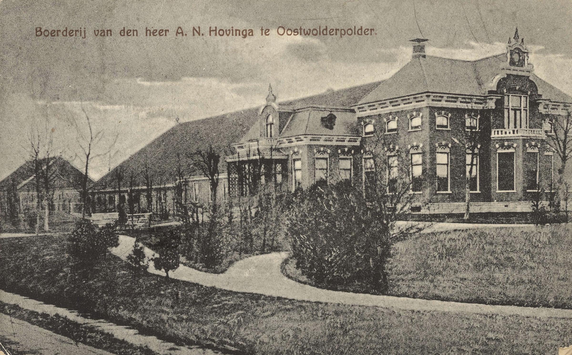 Ansichtkaart van de boerderij van de heer A.N. Hovinga in de Oostwolderpolder tussen 1915 en 1925 van de uitgever Z.J. Koning Gz. Bron: Beeldbank Groninger Archieven.