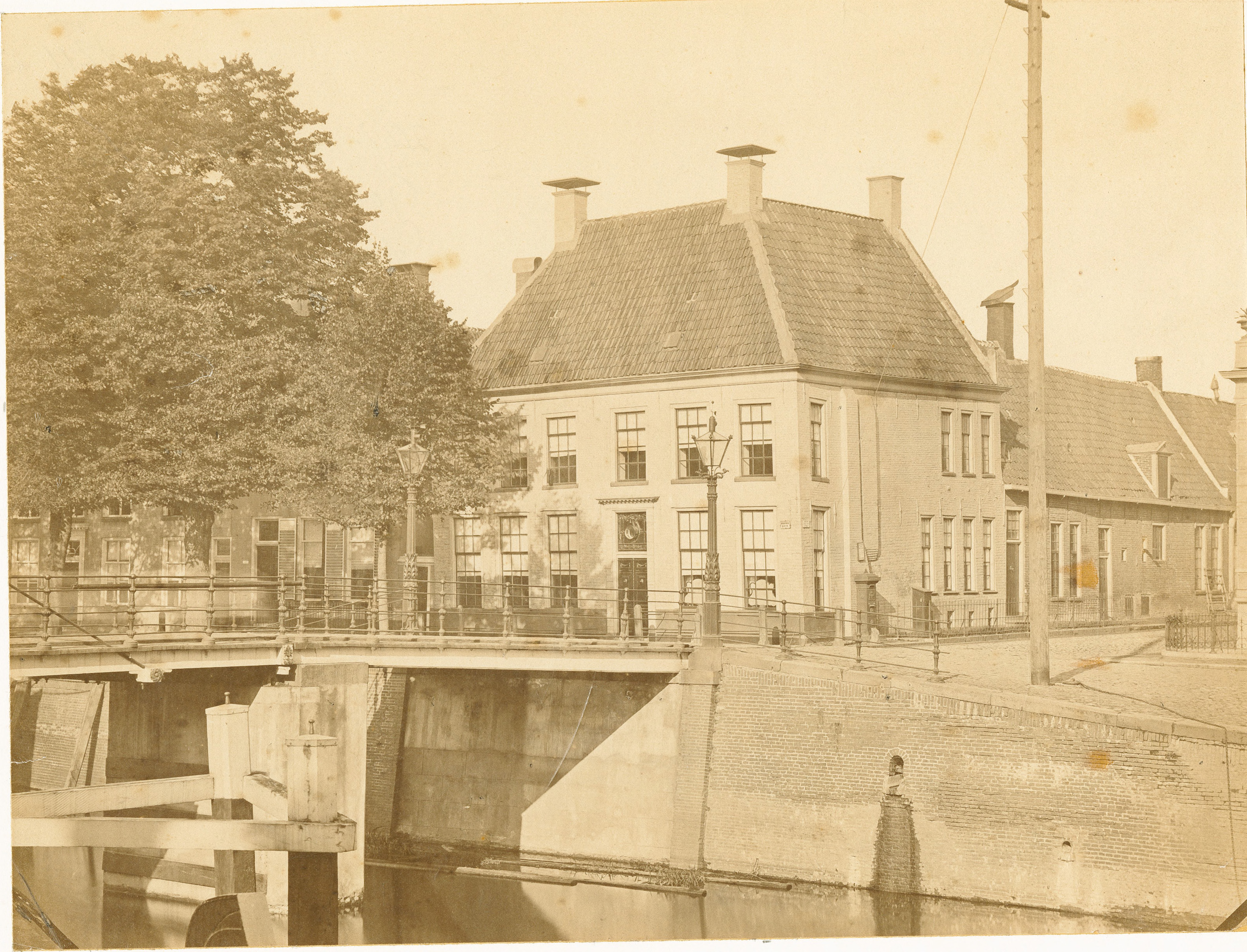 Noordzijde van de Noorderhaven, hoek Hieuwe Kijk in 't Jatstraat. Woning van de familie Gockinga. Vervaardiger: Fr. Jul von Kolkow tussen 1880 en 1900. Bron: RHC GA, Groninger Archieven, Beeldbank Groninigen. Licentie: Creative Commons.