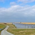 NieuweStatenzijl-15  De weg langs de binnenkant van de dijk en het haventje.