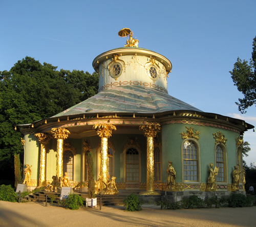 Het Chinese paviljoen of theehuis, gebouwd tussen 1754 en 1757 door Johann Gottfried Büring. Foto: Gryffindor. Licentie: Creative Commons Attribution-Share Alike 3.0 Unported license.