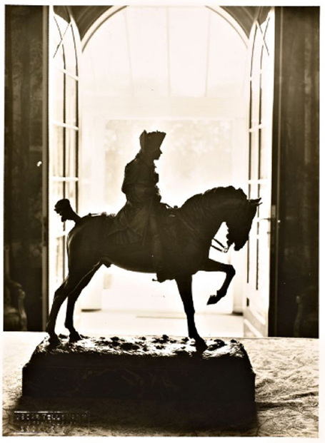 Frederik de Grote op 60-jarige leeftijd; ruiterstandbeeld in Huis Doorn [1]. Das Reiterstandbild des 60-Jährigen Friedrichs des Großen von Christian Rauch in Haus Doorn.[1]. Fotografie von 1933. Vervaardiger: Oscar Tellgmann (1857-1936). Licentie: Public Domain.