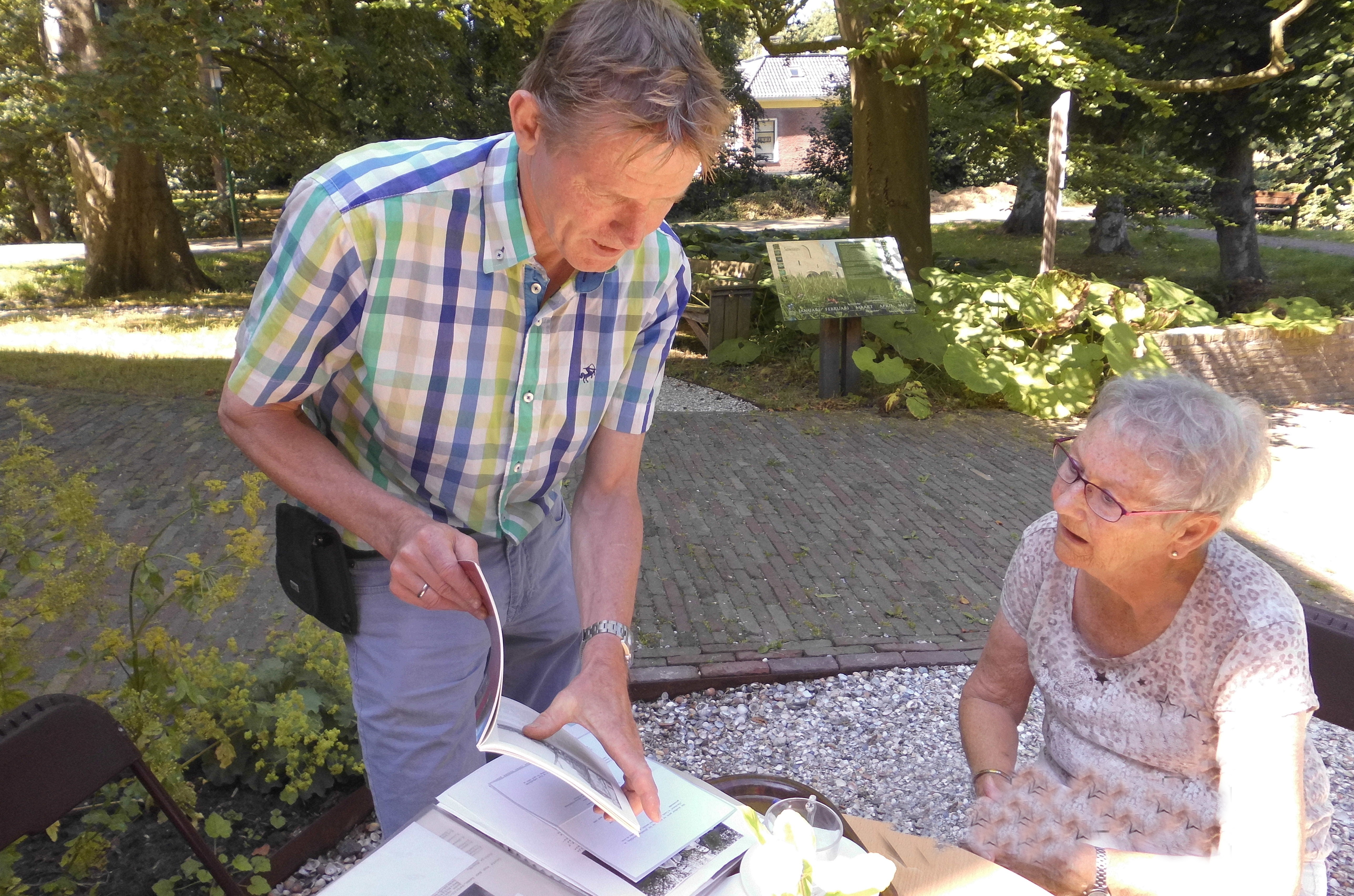 

Foto boven: Roely van der Laan in gesprek met de heer Jaap van der Boon van de stichting Schierstins.