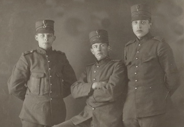 Een foto uit de militaire dienststijd van Loete van der Laan. Uit oude documenten is na te gaan dat hij gediend heeft als militair te Oldenbroek. Op 5 april 1918 zit hij bij de Grenadiers en Jagers te Den Haag en van 1 februari tot 10 april 1919 bij de Hogere Krijgsschool. Op deze foto staat Loete in het midden.