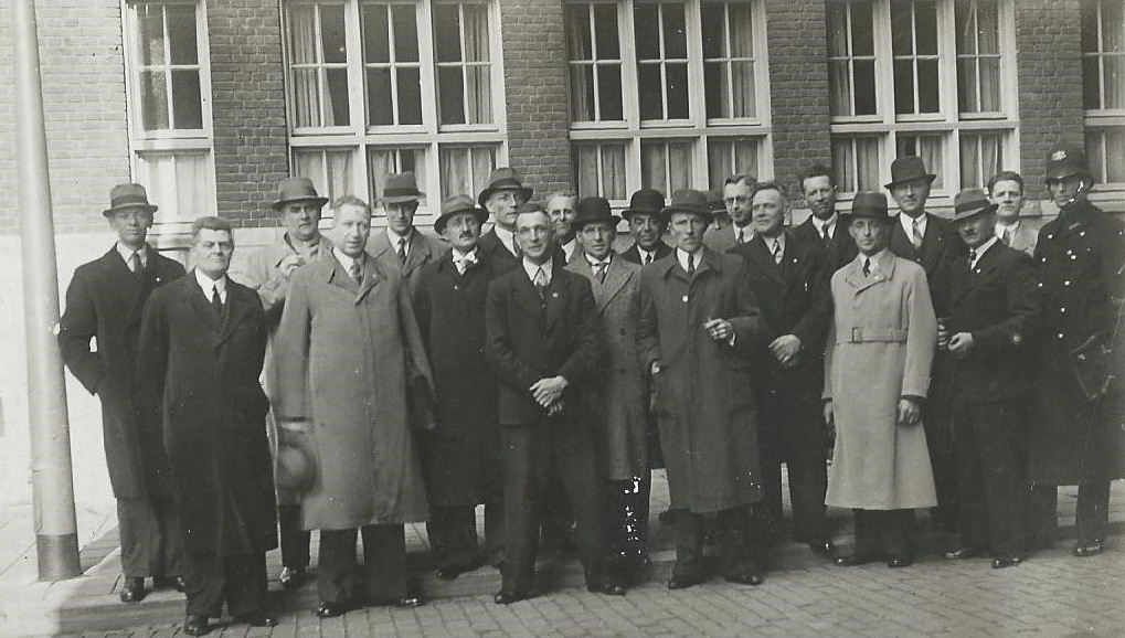 Deze foto dateert van 25 april 1939 en is waarschijnlijk gemaakt na afloop van een politiecongres. Loete van der Laan staat hier als zesde van rechts.