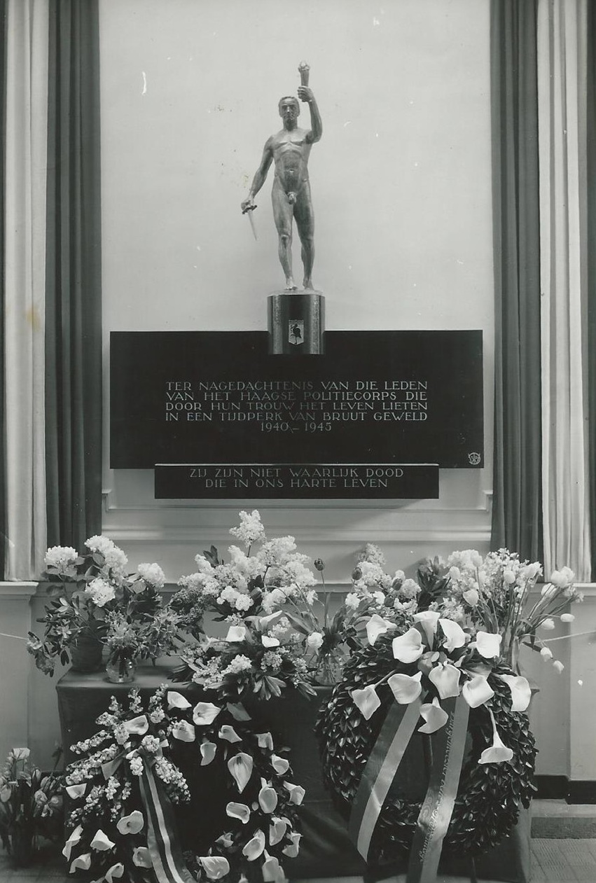 Herdenkingsbeeld onthuld ter nagedachtenis van de gevallenen van het Haagste politiecorps in de jaren 1940-1945.