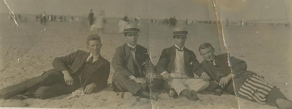 Loete Van der Laan (uiterst links) ligt hier met collega's of vrienden op het strand van Scheveningen.