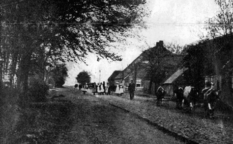 Grolloo, gezicht op het Oostereind, waar de Stadmannen woonden

Oma Henderkien werd geboren op 11 november (Sint Maarten) 1881 in Grolloo.