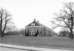 Op de plaats van de voormalige Tiddingaborg (later Huningaborg) staat tegenwoordig een boerderij met de naam Huningaheerd. De foto betreft de boerderij vóór de restauratie in 2019.